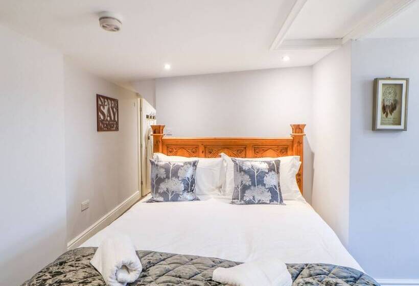 Cosy Cave Stanhope Castle