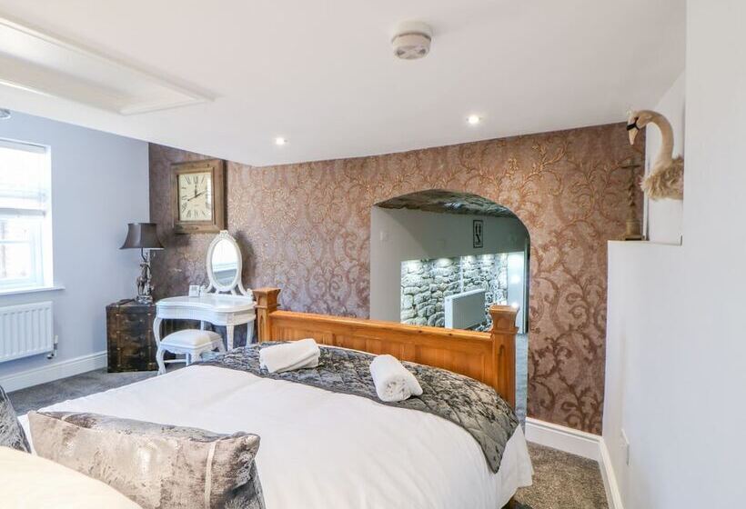 Cosy Cave Stanhope Castle