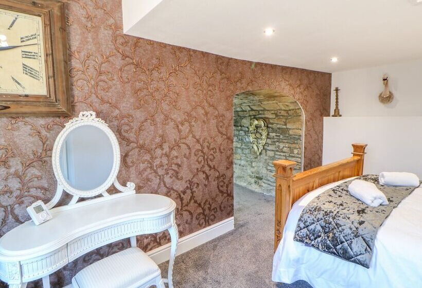 Cosy Cave Stanhope Castle