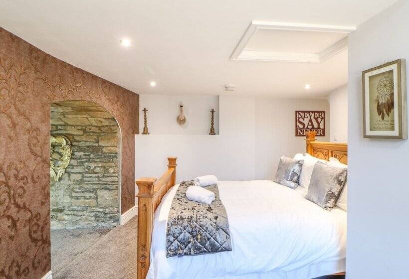 Cosy Cave Stanhope Castle