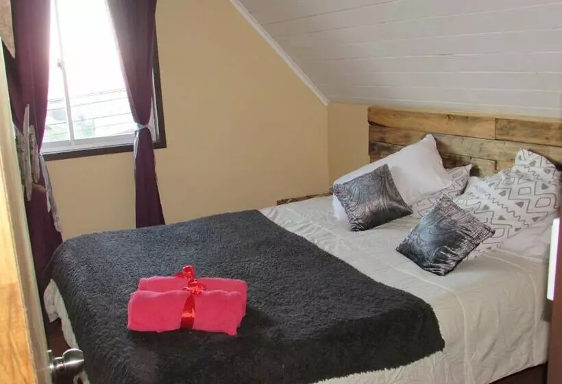 ベッドアンドブレックファースト La Llar Hostel
