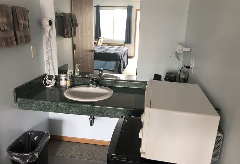 Edge Of The Woods Motel