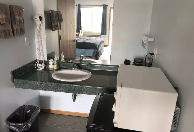 Edge Of The Woods Motel