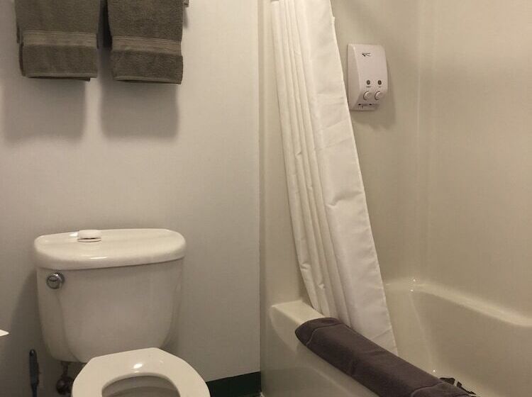 Edge Of The Woods Motel