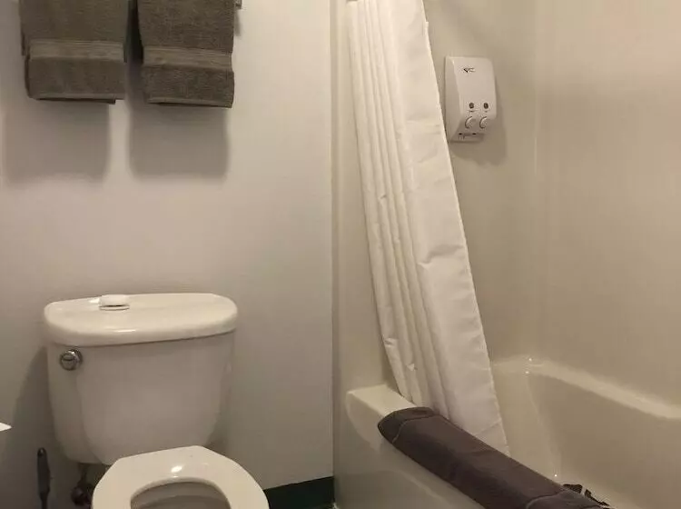 Edge Of The Woods Motel