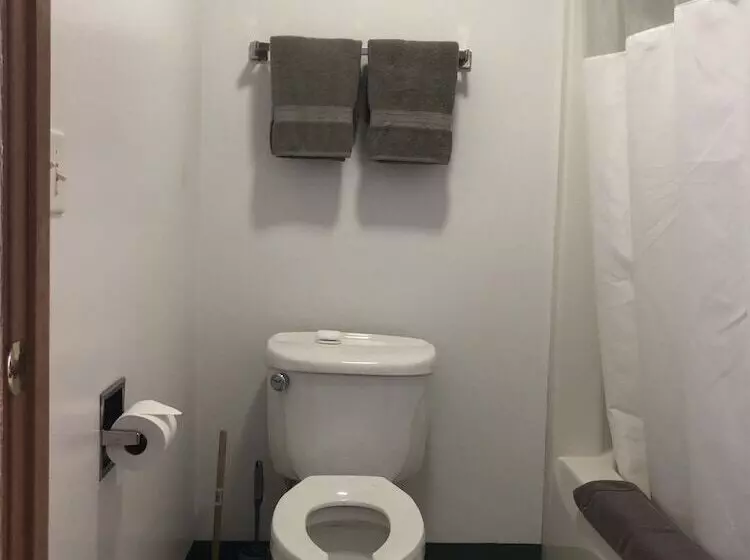 Edge Of The Woods Motel