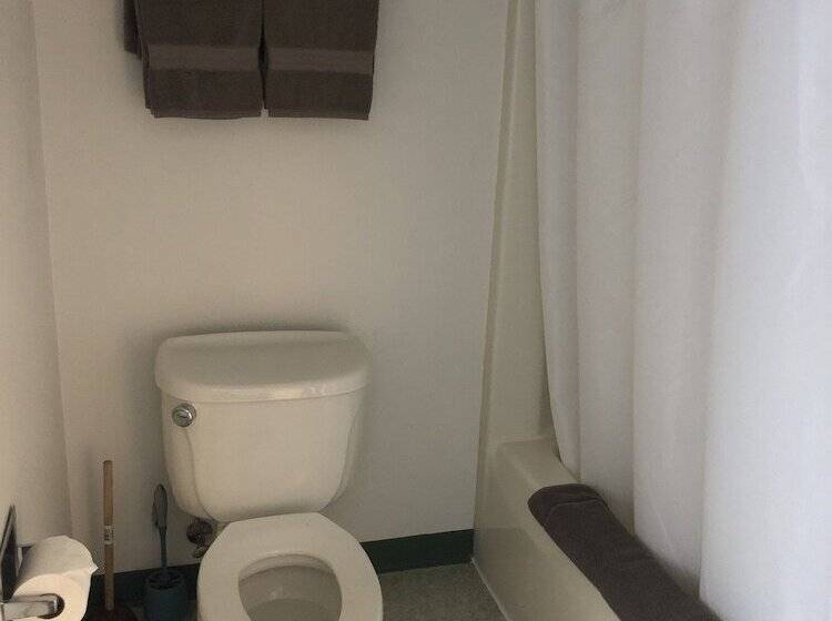 Edge Of The Woods Motel