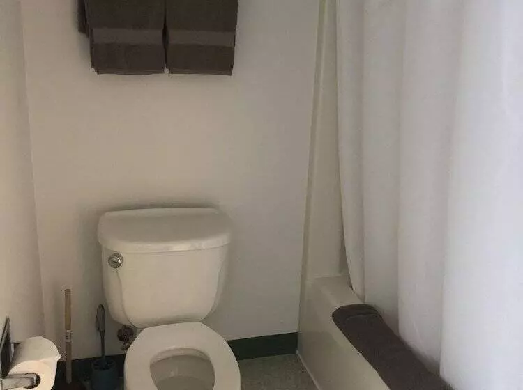 Edge Of The Woods Motel