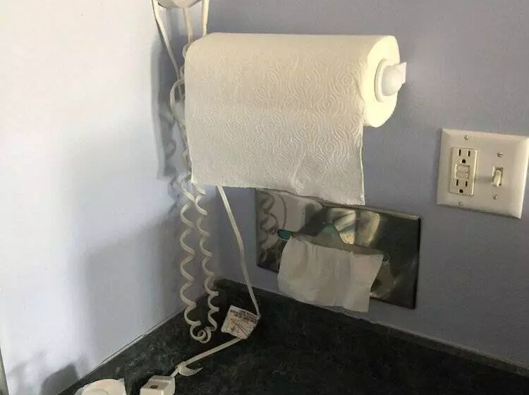 Edge Of The Woods Motel