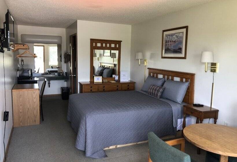 Edge Of The Woods Motel