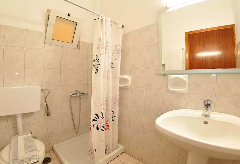هتل Elias & Vasili House