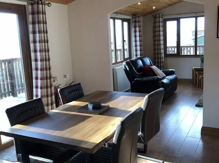 Kingfisher Lodge With Hot Tub Near Cupar, Fife