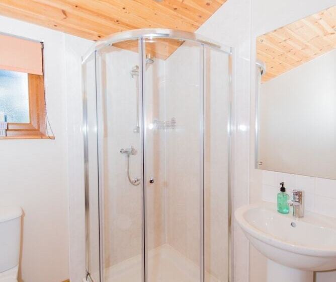 Kingfisher Lodge With Hot Tub Near Cupar, Fife