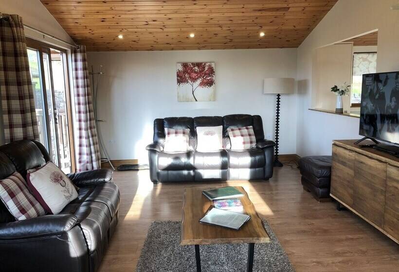 Kingfisher Lodge With Hot Tub Near Cupar, Fife