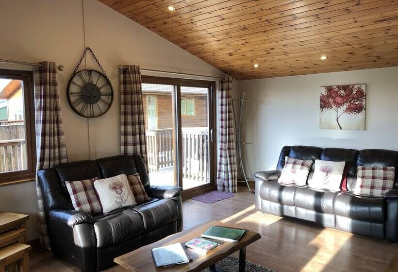 Kingfisher Lodge With Hot Tub Near Cupar, Fife