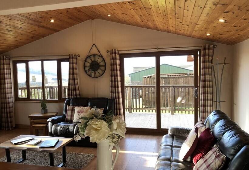 Kingfisher Lodge With Hot Tub Near Cupar, Fife