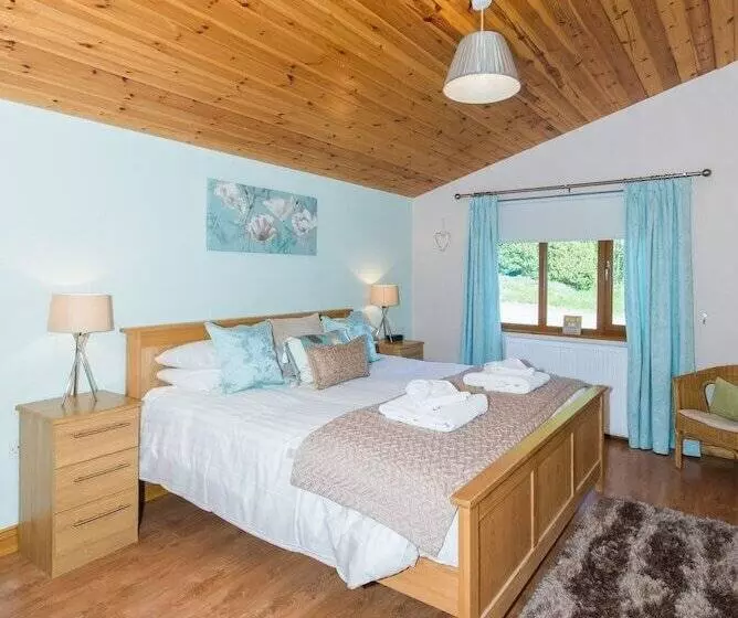 Kingfisher Lodge With Hot Tub Near Cupar, Fife