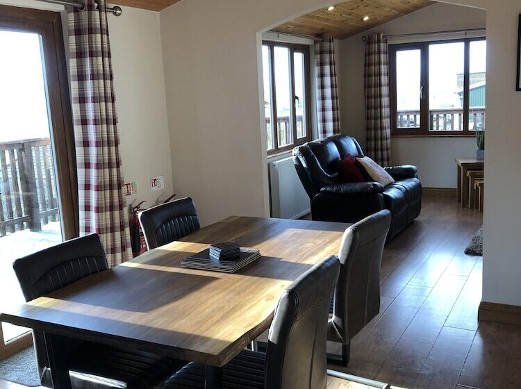 Kingfisher Lodge With Hot Tub Near Cupar, Fife