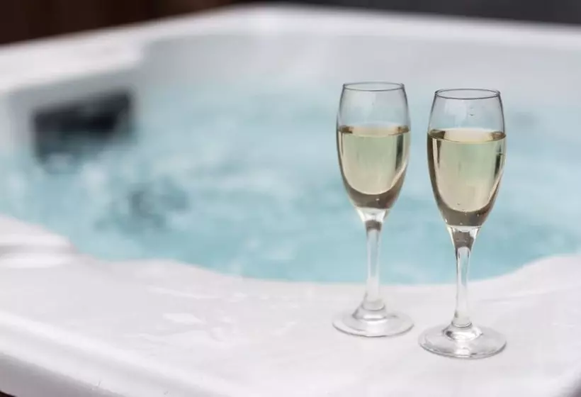 Kingfisher Lodge With Hot Tub Near Cupar, Fife