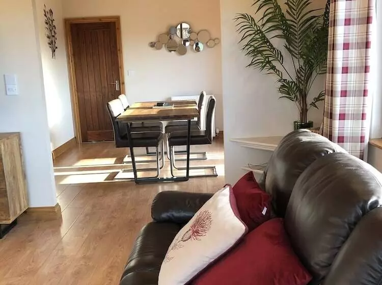 Kingfisher Lodge With Hot Tub Near Cupar, Fife