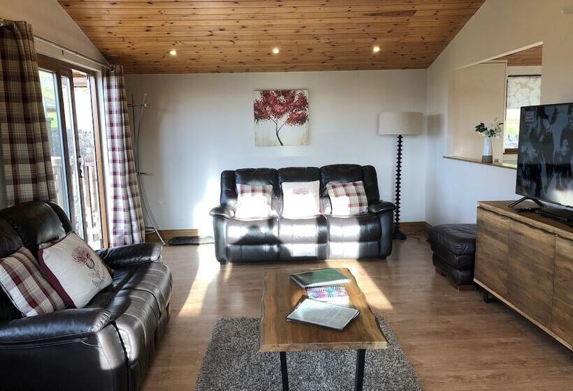 Kingfisher Lodge With Hot Tub Near Cupar, Fife