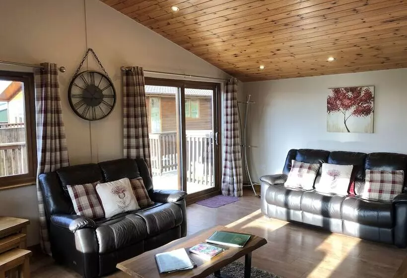 Kingfisher Lodge With Hot Tub Near Cupar, Fife