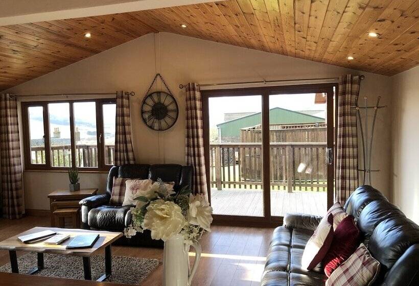 Kingfisher Lodge With Hot Tub Near Cupar, Fife