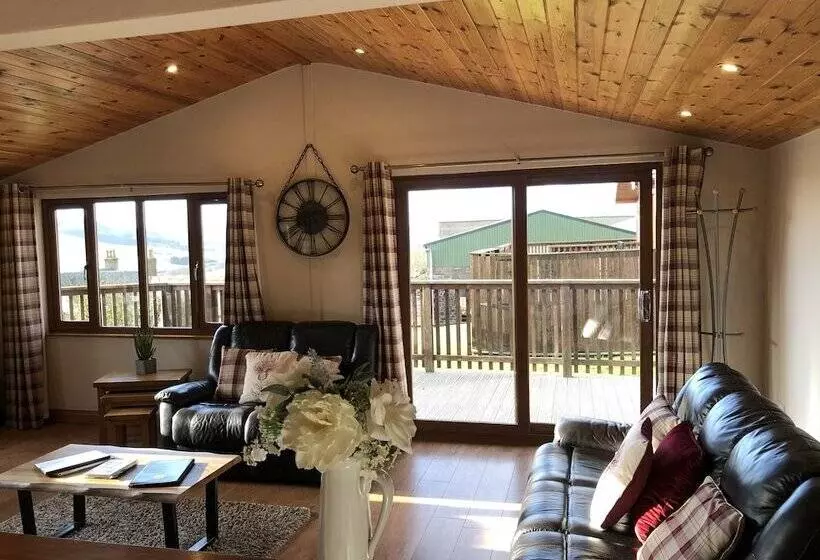 Kingfisher Lodge With Hot Tub Near Cupar, Fife
