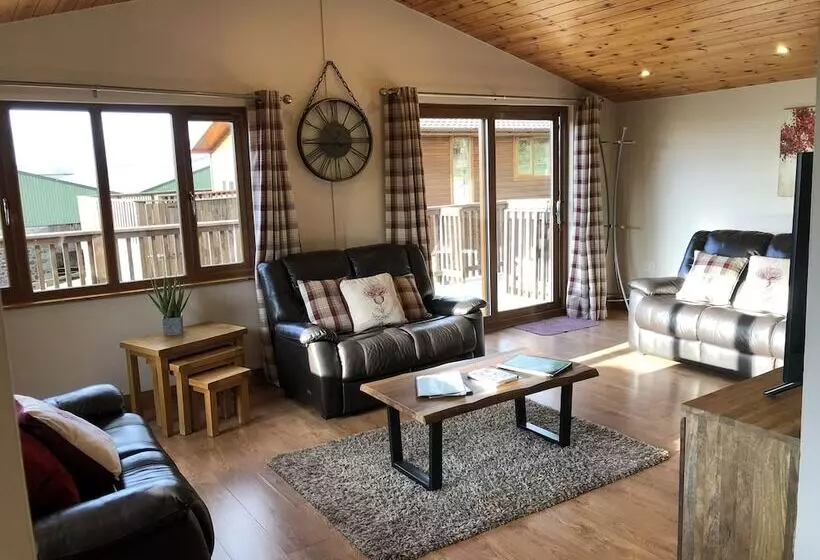 Kingfisher Lodge With Hot Tub Near Cupar, Fife