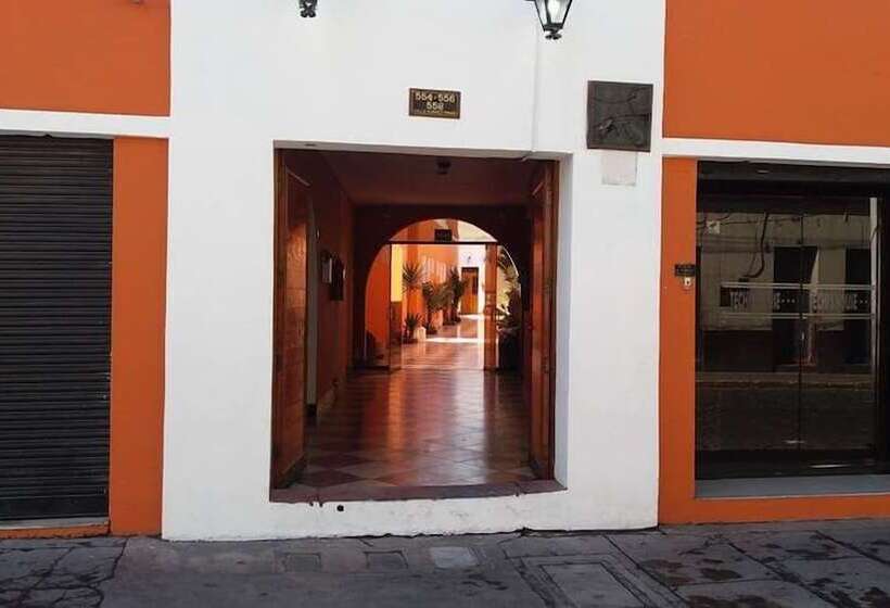 ホテル Hostal Characato Suite