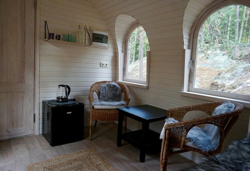 Hotel Igluhut Sleeping With Reindeer