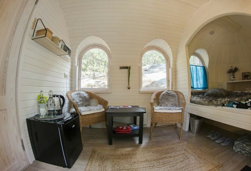 Hotel Igluhut Sleeping With Reindeer