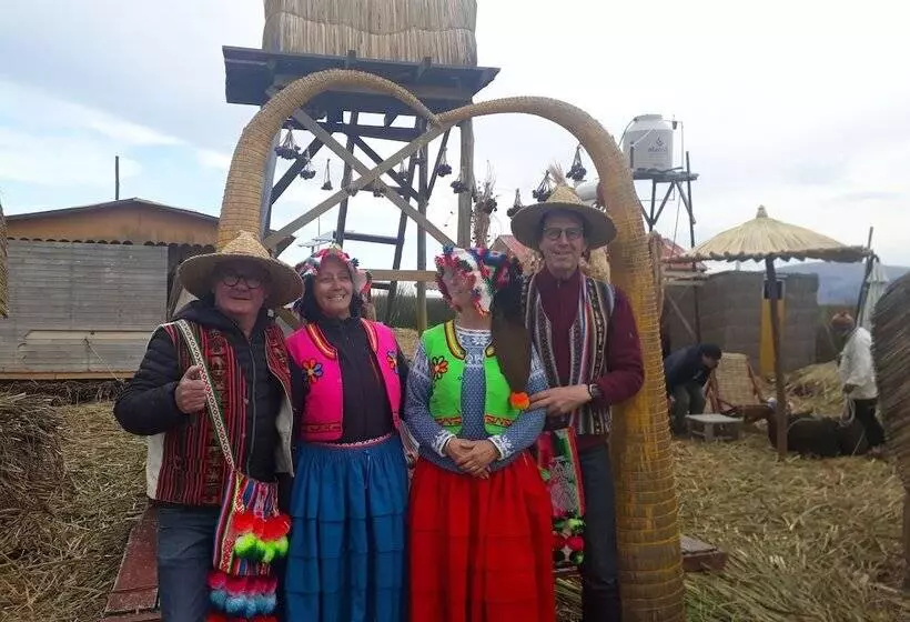 هتل Uros Amaru Marka Lodge