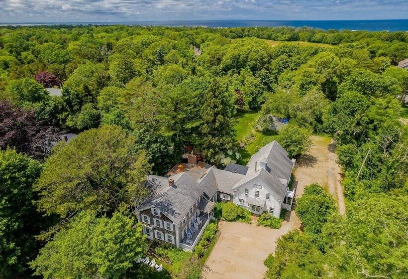 Isaiah Hall Bed & Breakfast Inn