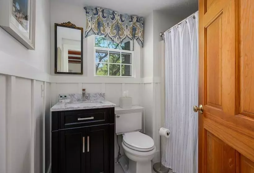 Isaiah Hall Bed & Breakfast Inn