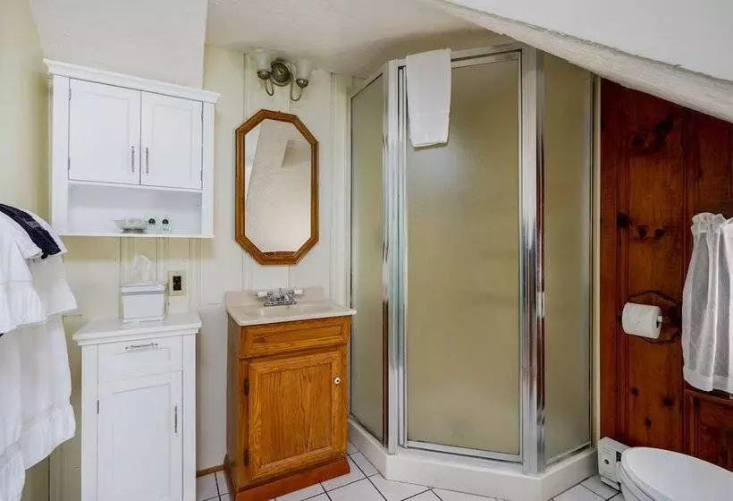 Isaiah Hall Bed & Breakfast Inn