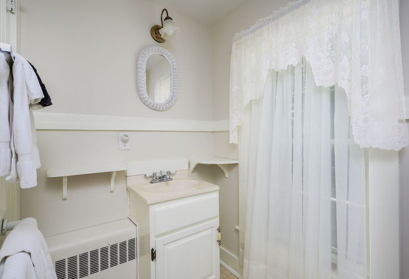 Isaiah Hall Bed & Breakfast Inn