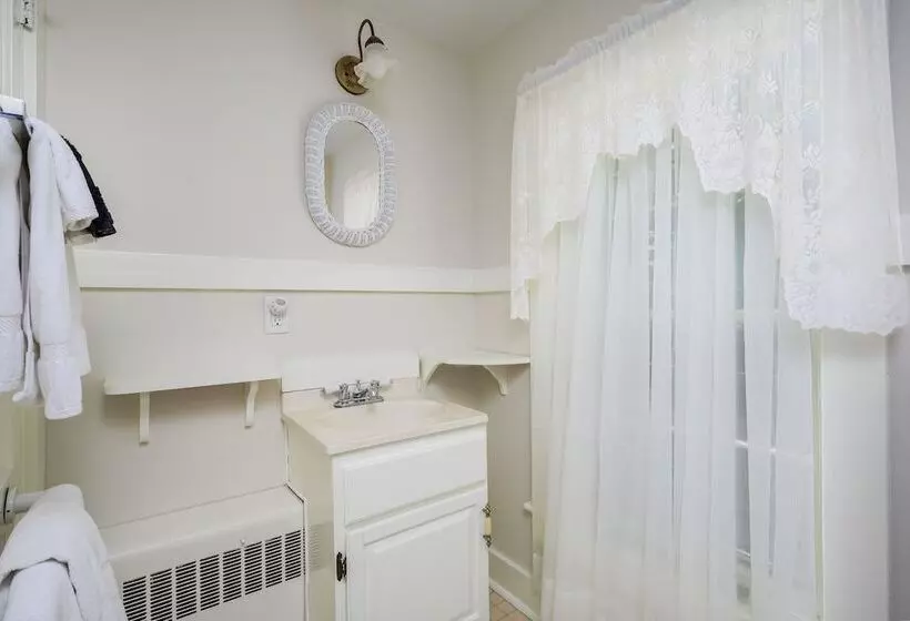 Isaiah Hall Bed & Breakfast Inn