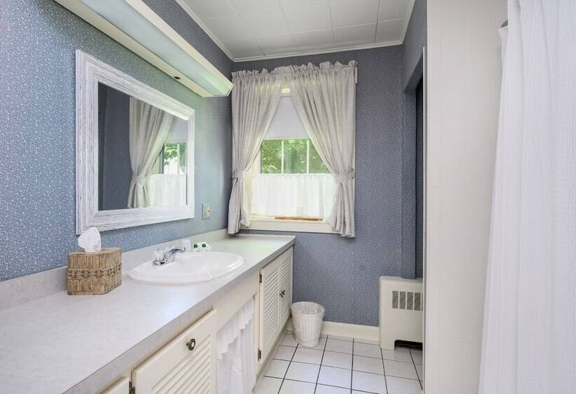 Isaiah Hall Bed & Breakfast Inn