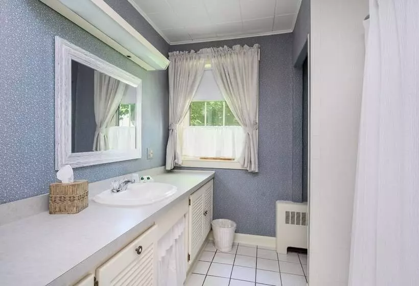 Isaiah Hall Bed & Breakfast Inn