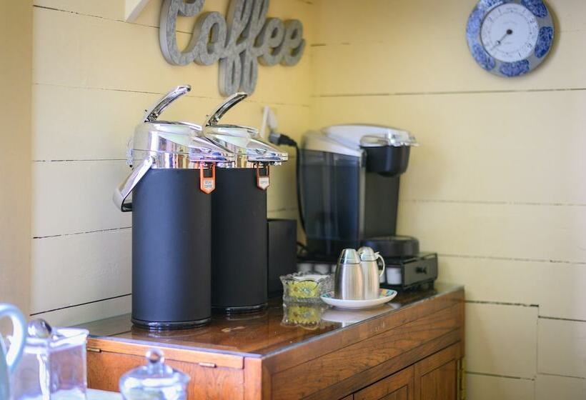 Isaiah Hall Bed & Breakfast Inn