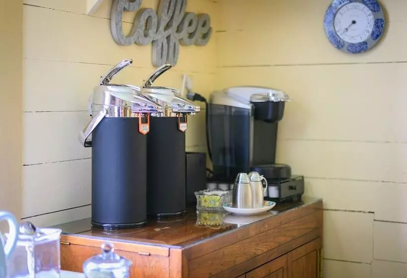 Isaiah Hall Bed & Breakfast Inn