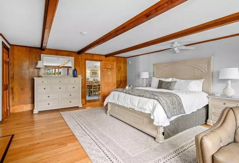 Isaiah Hall Bed & Breakfast Inn