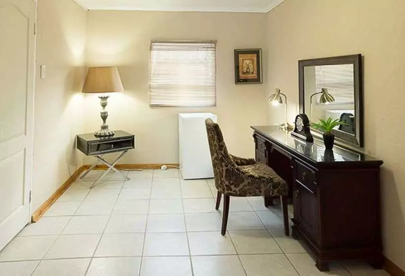 پانسیون Lakeview Guest House