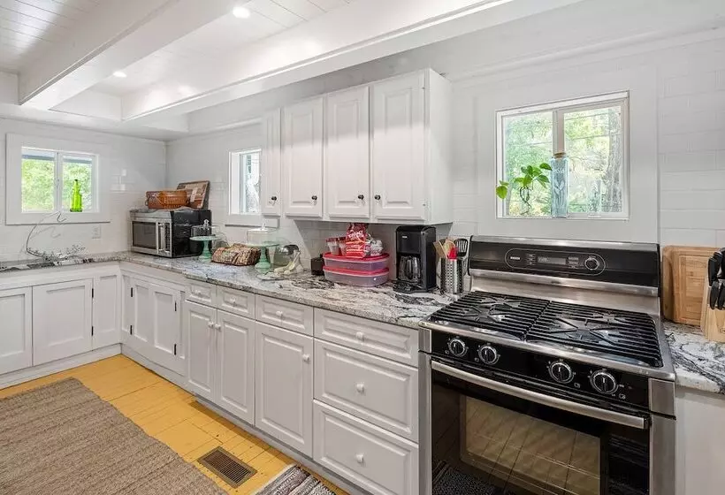 Majatalo Riverside Inn And Cottages