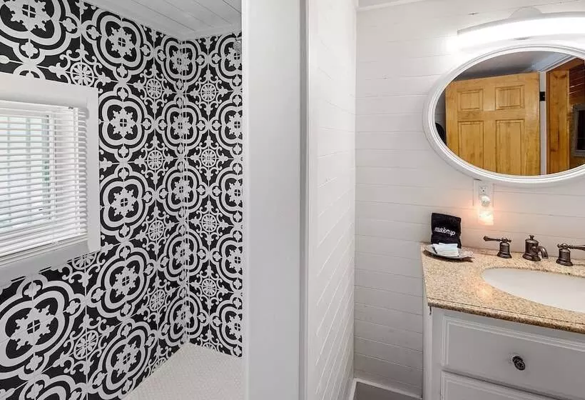 Majatalo Riverside Inn And Cottages