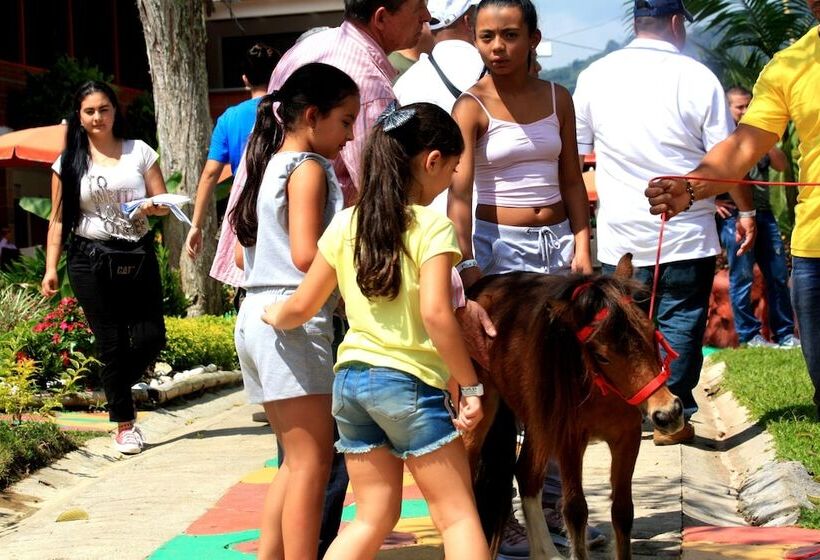 فندق Club Paradise