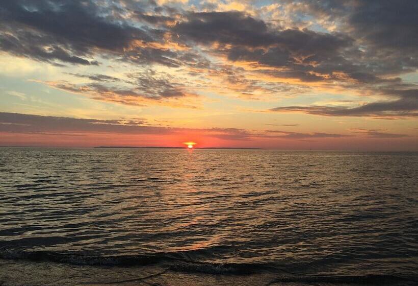 فندق Whaleback Inn