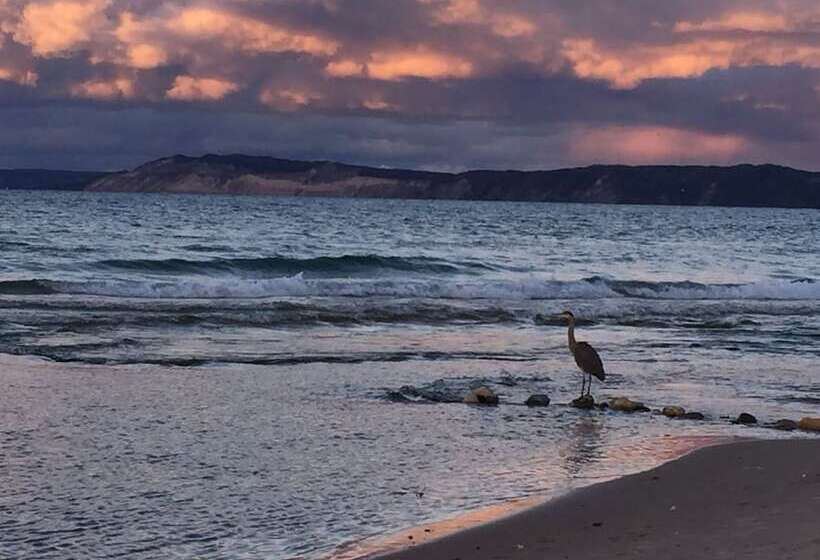 فندق Whaleback Inn