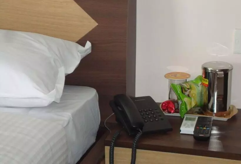 Hotel Raj Comforts   Golf View